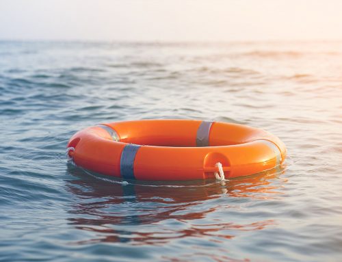Segel­boot kentert auf dem Boden­see: SUP-Paddler helfen