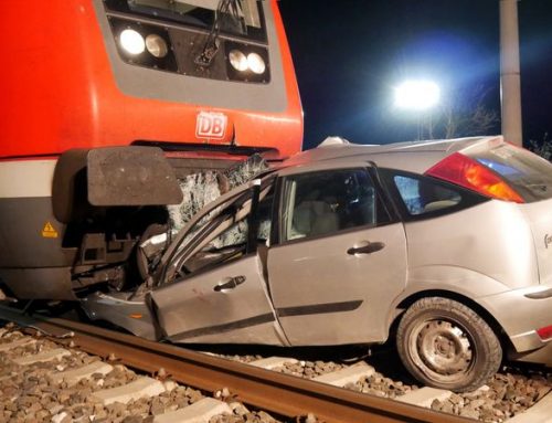 Vollbe­setz­ter Zug erfasst Auto von Betrunkenem