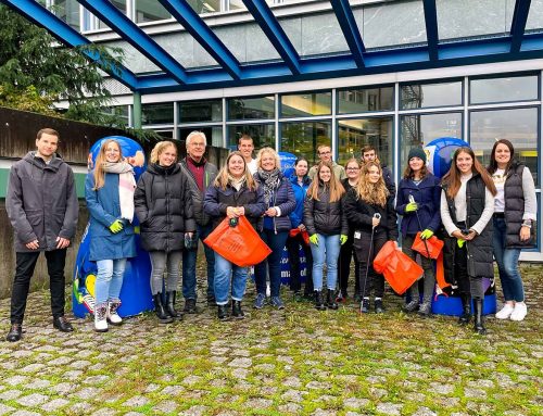 Gemein­sam für mehr Sauber­keit: Junio­ren­fir­ma von Ravens­bur­ger engagiert sich bei „Stadt-Verschö­ne­rern“ der Freiwilligenagentur