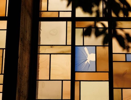 Fenster von Synago­ge in Hanno­ver an Jom Kippur beschädigt
