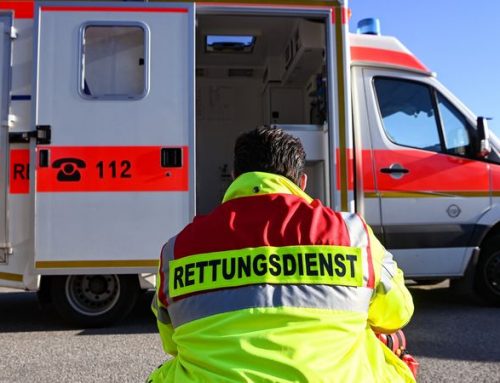 Landkreis Biber­ach: Auto erfasst Radfah­re­rin beim Überho­len — Frau stirbt noch am Unfallort