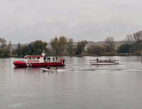 Segel­boot fährt sich im Schlamm fest — Feuer­wehr kommt zum Einsatz