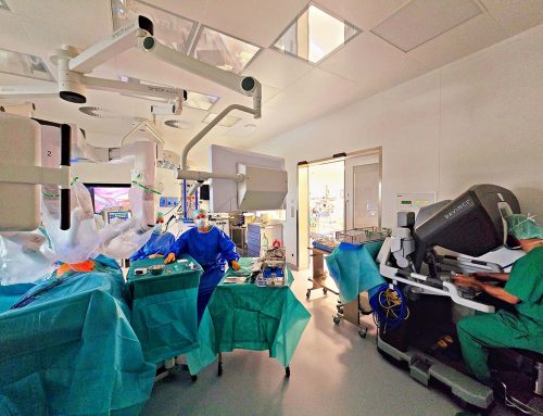 Opera­ti­ons­be­trieb mit dem roboter­ge­stütz­ten Opera­ti­ons­sys­tem daVin­ci erfolg­reich am SRH Klini­kum Sigma­rin­gen gestartet
