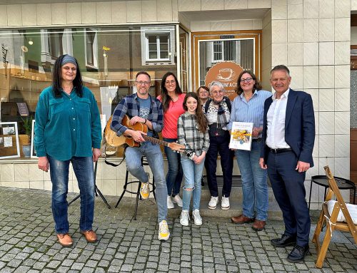 Neues Café in Leutkirchs Altstadt offizi­ell eröff­net: OB Henle besucht “Café, einfach so”