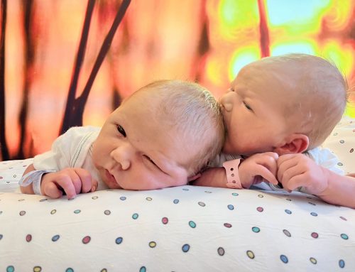 Doppel­ter Kinder­se­gen: Cousin und Cousi­ne teilen sich densel­ben Geburtstag