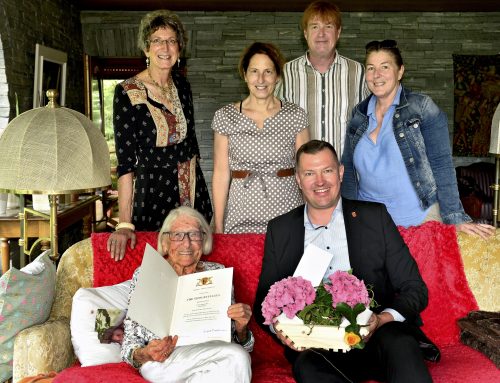 Edeltru­de Belz feiert ihren 100. Geburts­tag – Oberbür­ger­meis­ter Matthi­as Henne überbringt Glückwünsche