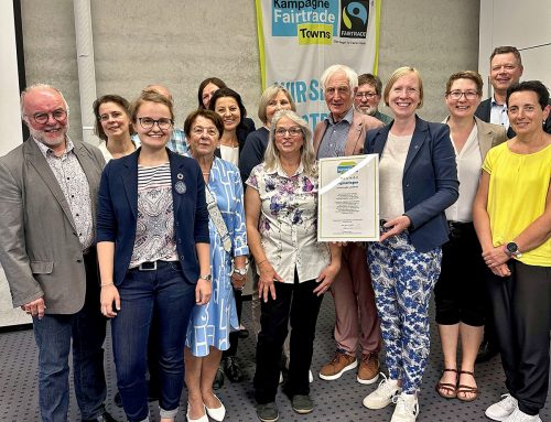 Landkreis nimmt Auszeich­nung als Fairtrade-Landkreis entgegen